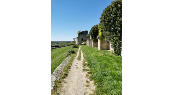 Au pied des remparts